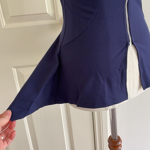 💙FOREVER NEW Sz6 Blue structured short sleeve blouse with zipper + flair detail - Picture 10 of 14